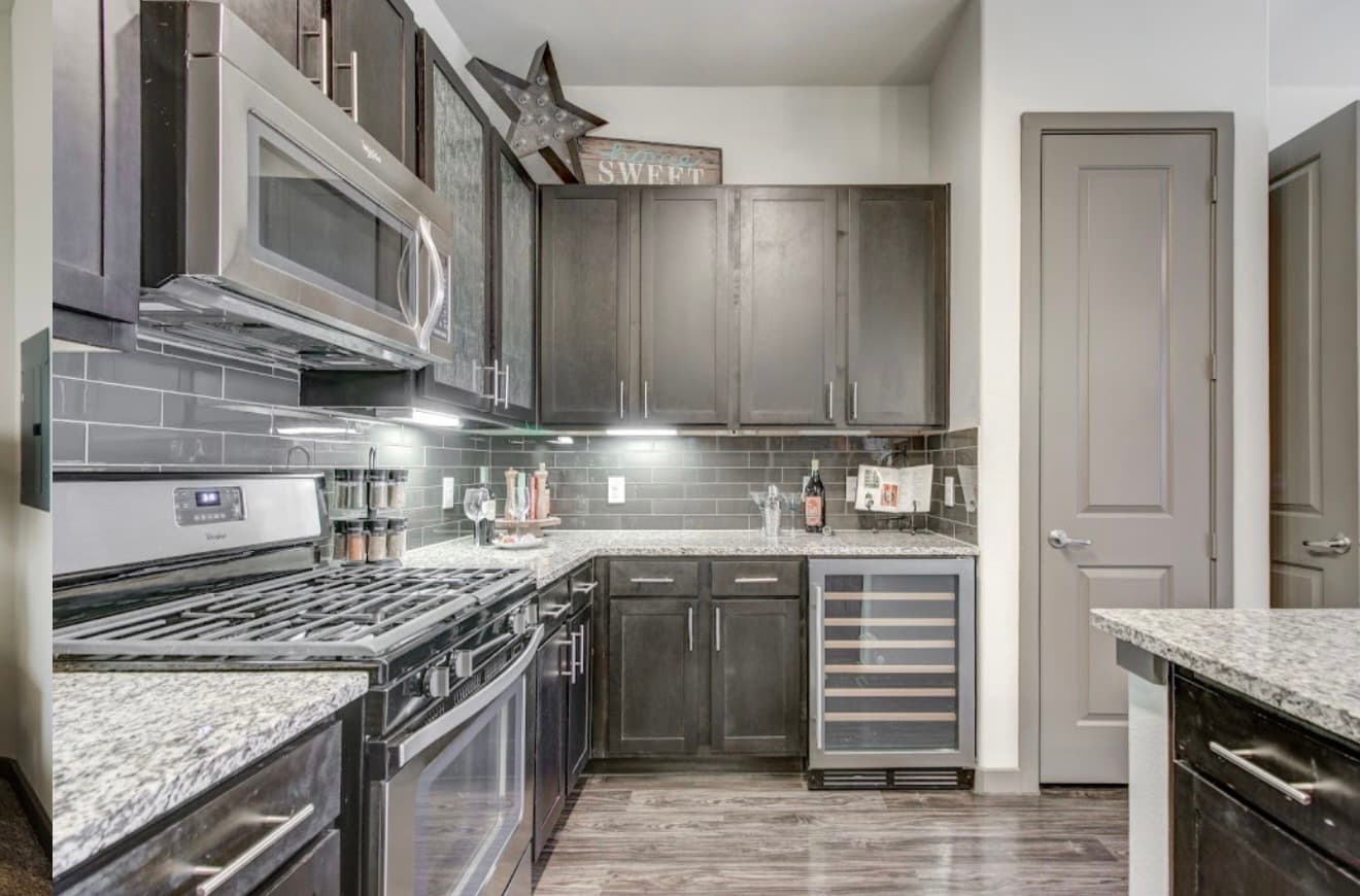 RELETTING: Luxury 2 Bed / 2 Bath Apartment in Memorial Houston – Available ASAP